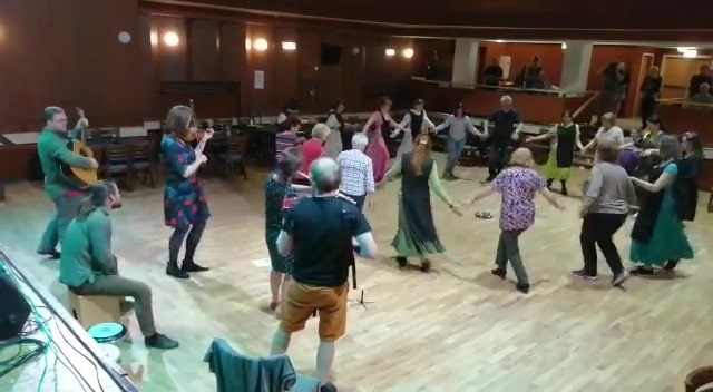hevenu shalom se všemi_Moment2-min