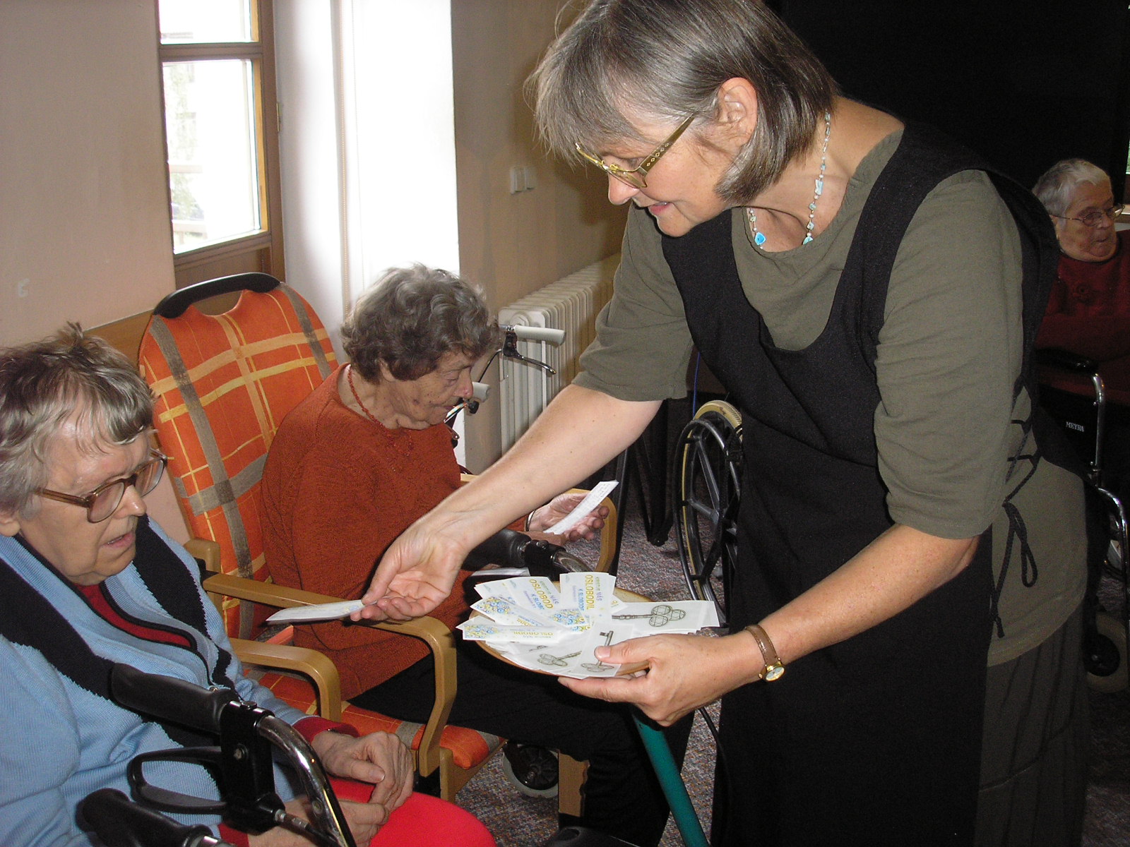 09_Lydie rozdávající Boží Slovo