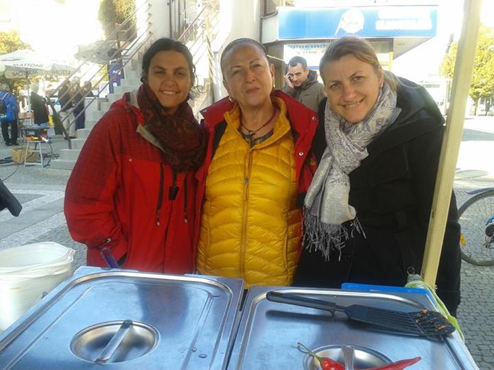 Ruti a Irit s krajankou uprostřed